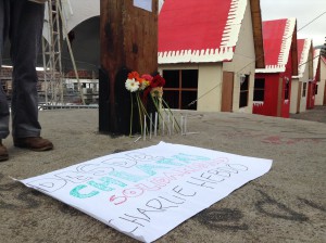 Gathering n San Cristóbal's main plaza after the Charlie Hebdo attacks in Paris. The sign reads "From Chiapas, solidarity with Charlie Hebdo". January 2015.
